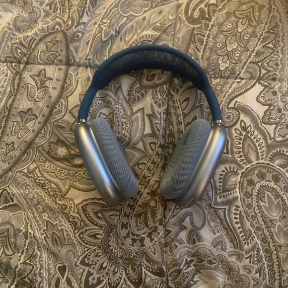 AirPod Max Headphones - Picture 3 of 3